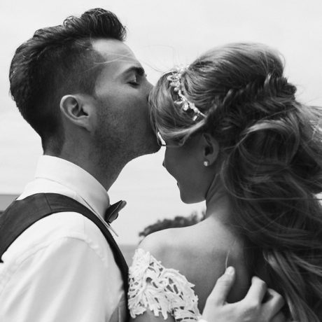 Lifespire couple kiss bg